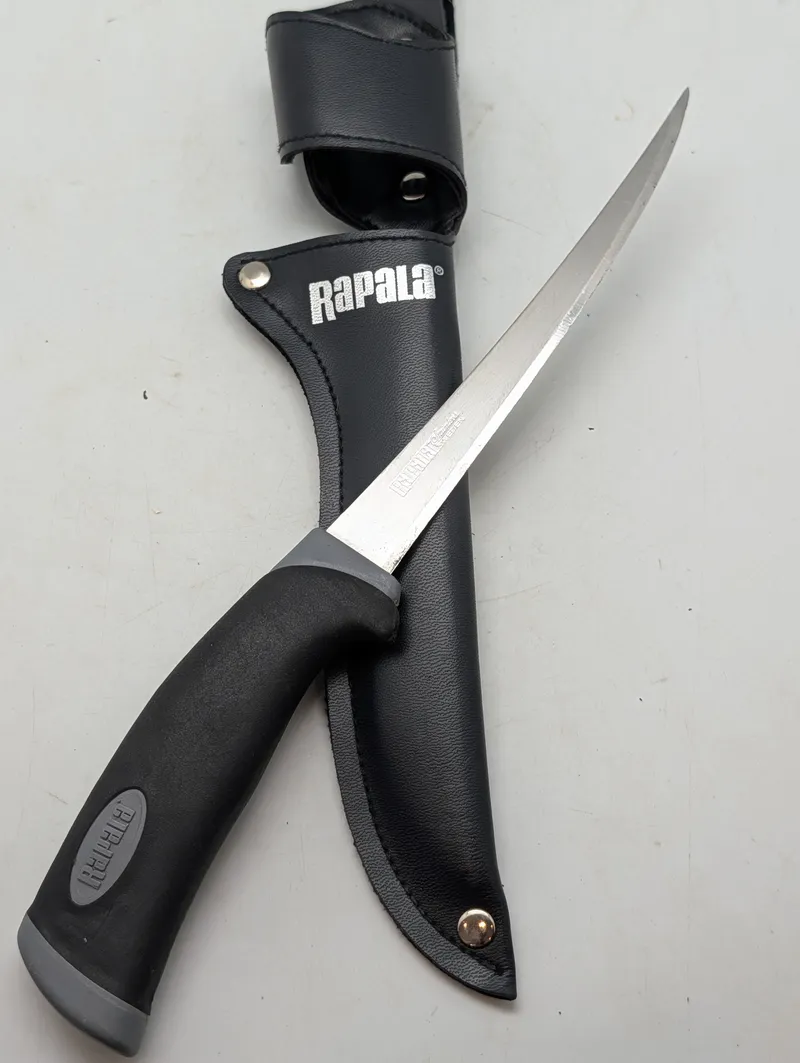 Rapala Filetkniv med Sort Gummigreb og Læderskede