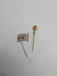 To pins fra 2. verdenskrig: Norsk flag med 'V' og Lothringen-kors