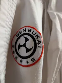 Budo-Nord Karate Gi med Genbukai-emblem og handsker