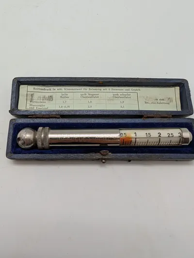 Vintage Mercedes-Benz Messko Hauser dæktryksmåler i original æske