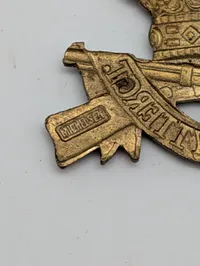 Samling af danske militære emblemer og distinktioner, herunder 1. Regiment