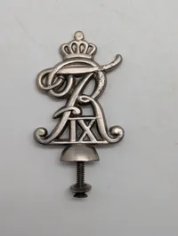 Christian IX monogram i sølvfarvet metal til flagstangsknop