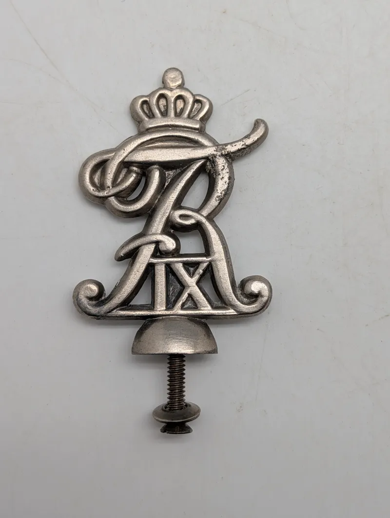 Christian IX monogram i sølvfarvet metal til flagstangsknop