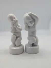 To hvide porcelænsfigurer fra Bing & Grøndahl og Royal Copenhagen Pinen 