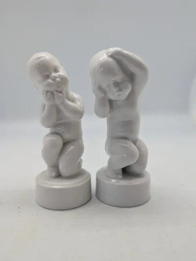 To hvide porcelænsfigurer fra Bing & Grøndahl og Royal Copenhagen Pinen
