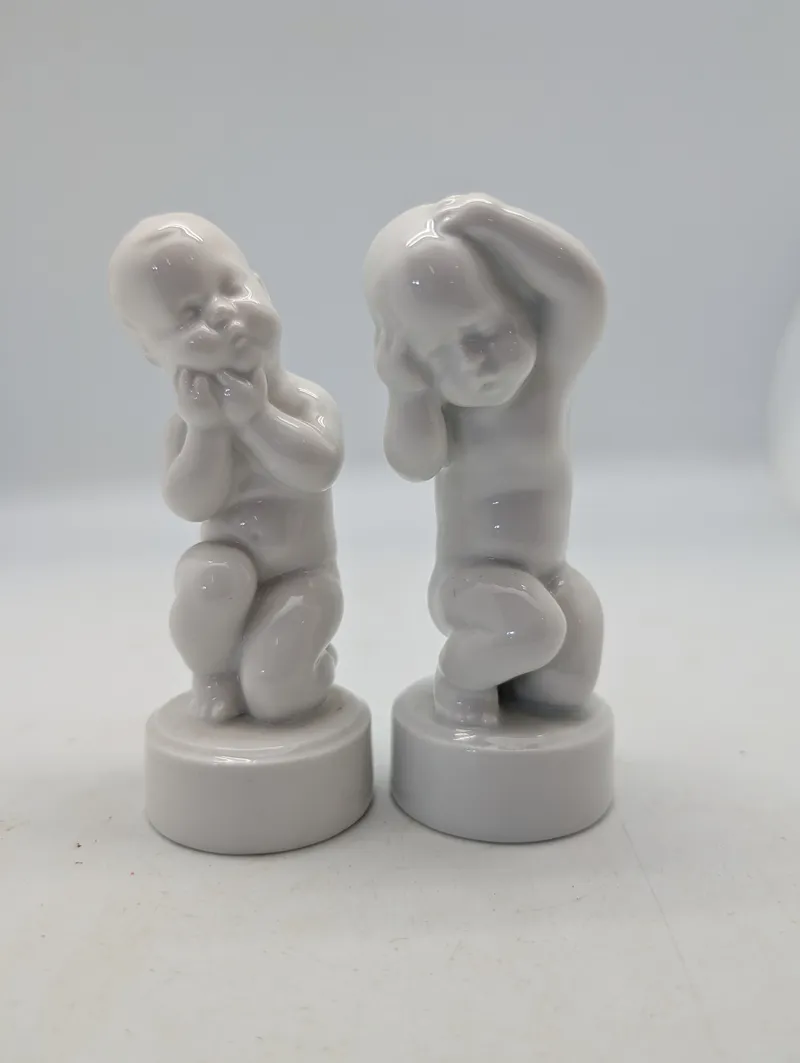To hvide porcelænsfigurer fra Bing & Grøndahl og Royal Copenhagen Pinen 