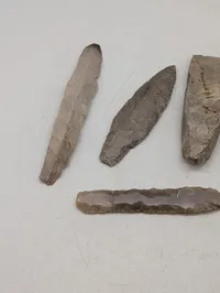 Samling af 10 forhistoriske flinteredskaber og flækker