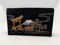 Vintage japansk sort fløjlskobling med perlebroderet landskab, solgt til Amerikanske soldater i Japan lige efter krigen 