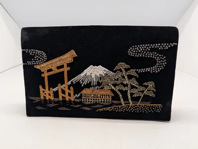 Vintage japansk sort fløjlskobling med perlebroderet landskab, solgt til Amerikanske soldater i Japan lige efter krigen 
