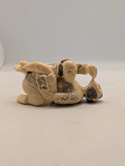 Japansk Shunga Netsuke i udskåret ben forestillende elskende par