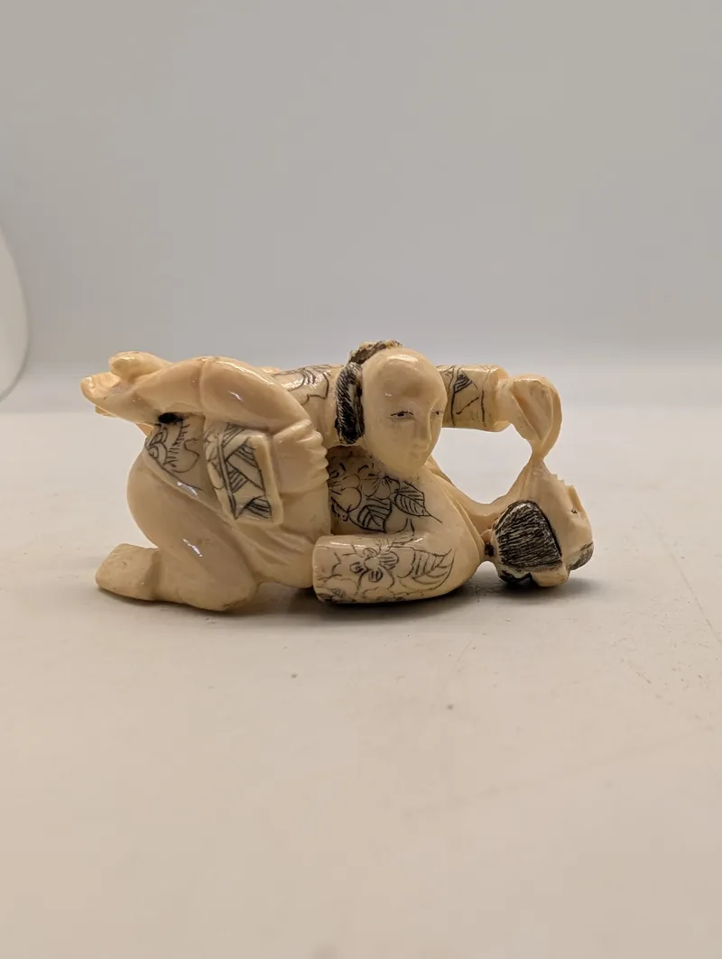 Japansk Shunga Netsuke i udskåret ben forestillende elskende par