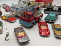 Samling af vintage modelbiler og legetøjskøretøjer