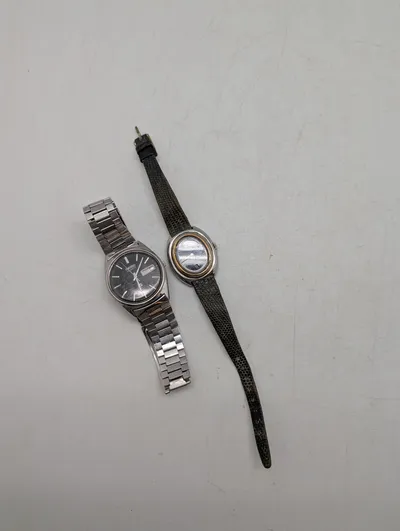To vintage armbåndsure, herunder Seiko Quartz