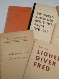 Samling af politiske pjecer og bøger fra 1930'erne og 1940'erne