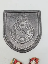 Samling af militære og civile ordener, epauletter og emblemer