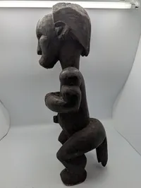 Afrikansk udskåret træfigur, muligvis Fang eller Hemba-stil