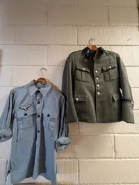 Wiking SS-uniformsjakke og lyseblå skjorte med emblemer, efter 45 