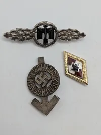 Samling af tyske militære emblemer og udmærkelser efter 45 