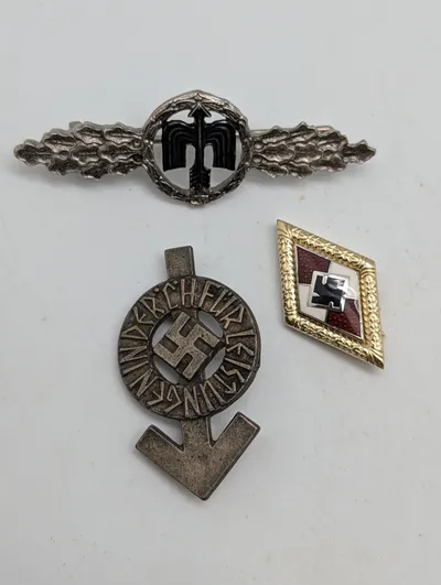 Samling af tyske militære emblemer og udmærkelser efter 45 