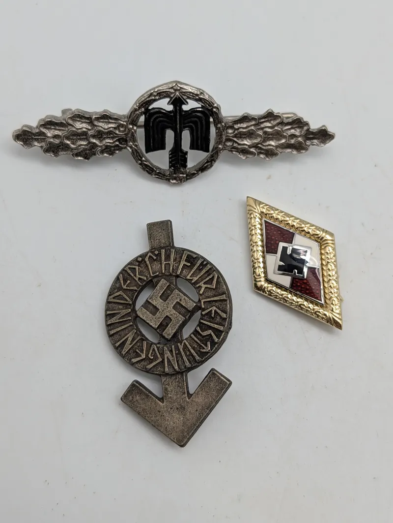 Samling af tyske militære emblemer og udmærkelser efter 45 