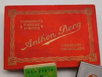 Anthon Berg chokoladeæske med vintage Eckstein og Overstolz cigaretpakker WW2 