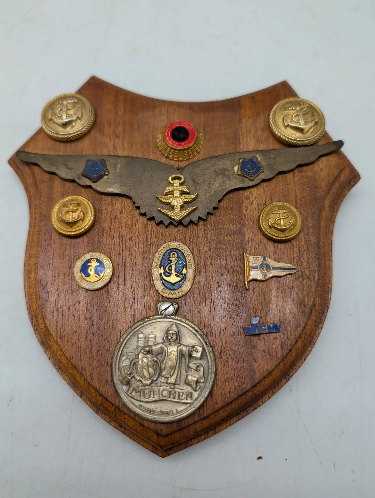 Tysk Maritim Militaria Træskjold med Pins og Medaljer