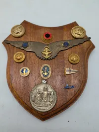 Tysk Maritim Militaria Træskjold med Pins og Medaljer