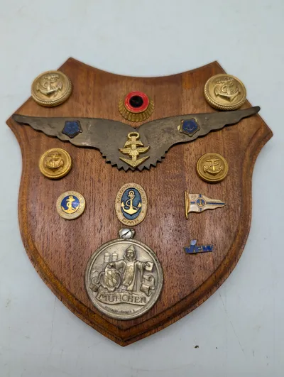 Tysk Maritim Militaria Træskjold med Pins og Medaljer