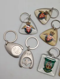 Samling af 12 danske militære nøgleringe