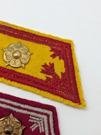 Tre finske militære kravemærker med rosetter WW2