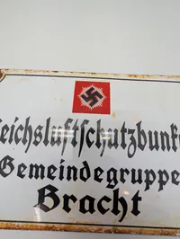 Emaljeskilt fra Reichsluftschutzbunker Gemeindegruppe Bracht