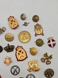 Samling af danske militære emblemer, knapper og distinktioner
