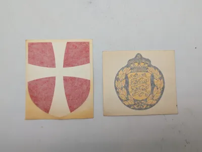 To vintage mærkater med Dannebrogsskjold og det danske rigsvåben, til Danske militær køretøjer