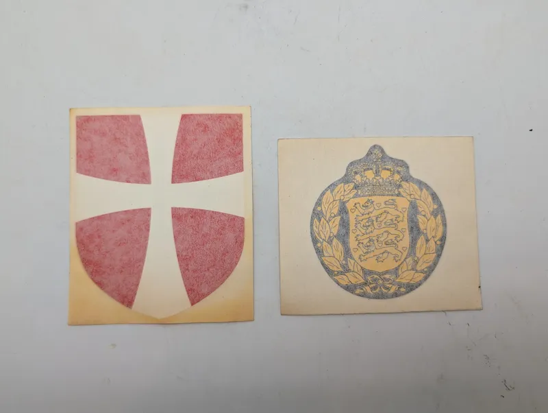 To vintage mærkater med Dannebrogsskjold og det danske rigsvåben, til Danske militær køretøjer