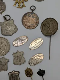Samling af danske militære og civile medaljer, emblemer og tegn