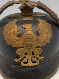  Pickelhaube hjelm med messingørn og hagerem