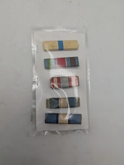 Samling af fem militære ordensbånd i plastlomme