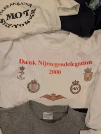 Samling af militære og maritime T-shirts og poloer, herunder Nijmegen-march