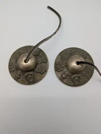 Tibetanske Tingsha-bækkener med otte lykkebringende symboler