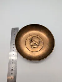 Østrigsk militær mindeskål i bronze med Stahlhelm-relief