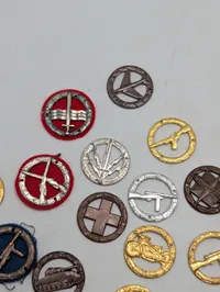 Samling af 20 danske militære færdighedstegn i metal