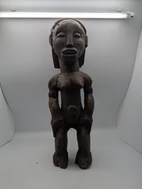 Afrikansk udskåret træfigur, kvindeskikkelse med fremtrædende træk