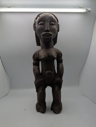 Afrikansk udskåret træfigur, kvindeskikkelse med fremtrædende træk