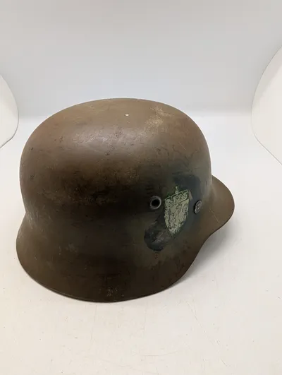 Tysk M40 Stålhjelm med Norsk Genbrugsdekal