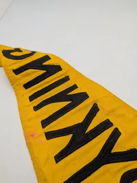 Dansk Udrykningsflag i Gul Tekstil med Sort Broderi