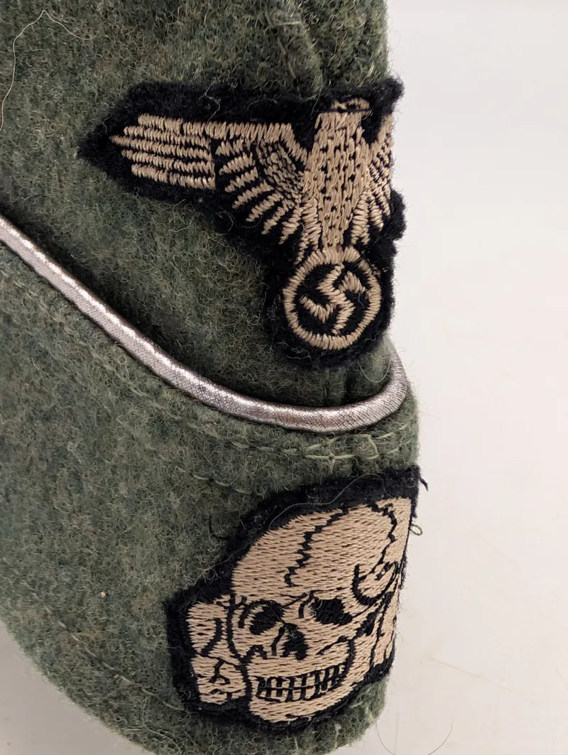 Tysk Waffen-SS M40 Felthue med Broderet Ørn og Totenkopf ( Repro ) 