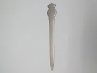 Dansk brevåbner i metal med emaljeret Kongeriget Danmark emblem