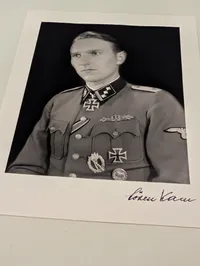 Signeret portrætfoto af Søren Kam i Waffen-SS uniform