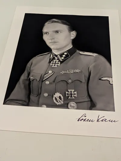 Signeret portrætfoto af Søren Kam i Waffen-SS uniform