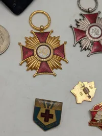 Samling af militære og civile ordener, epauletter og emblemer